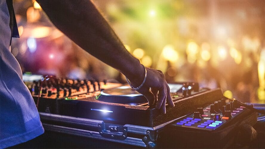 El gobierno balear rectifica y anula la prohibición de ejercer la profesión de Dj