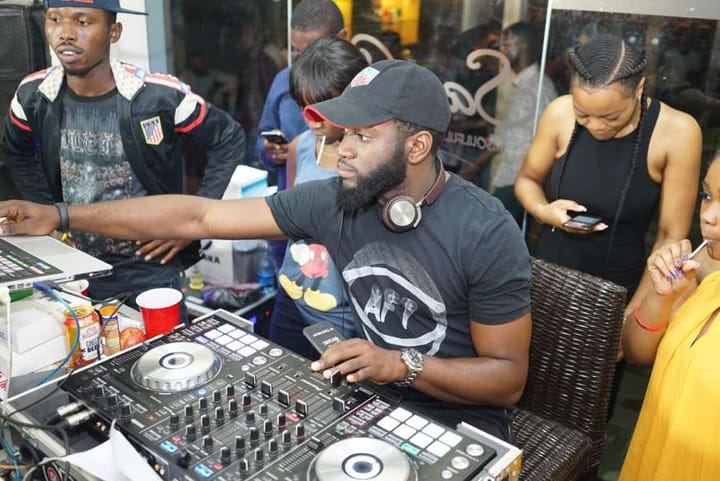 ¿Sabías qué... un Dj nigeriano ha batido el récord de horas pinchando?