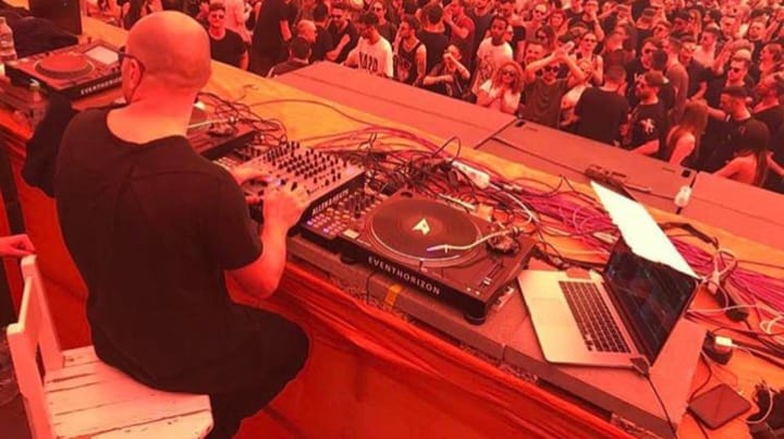 ¿Sabías que Marco Carola pinchó durante 22 horas en el Sunwaves 21 de Rumania?